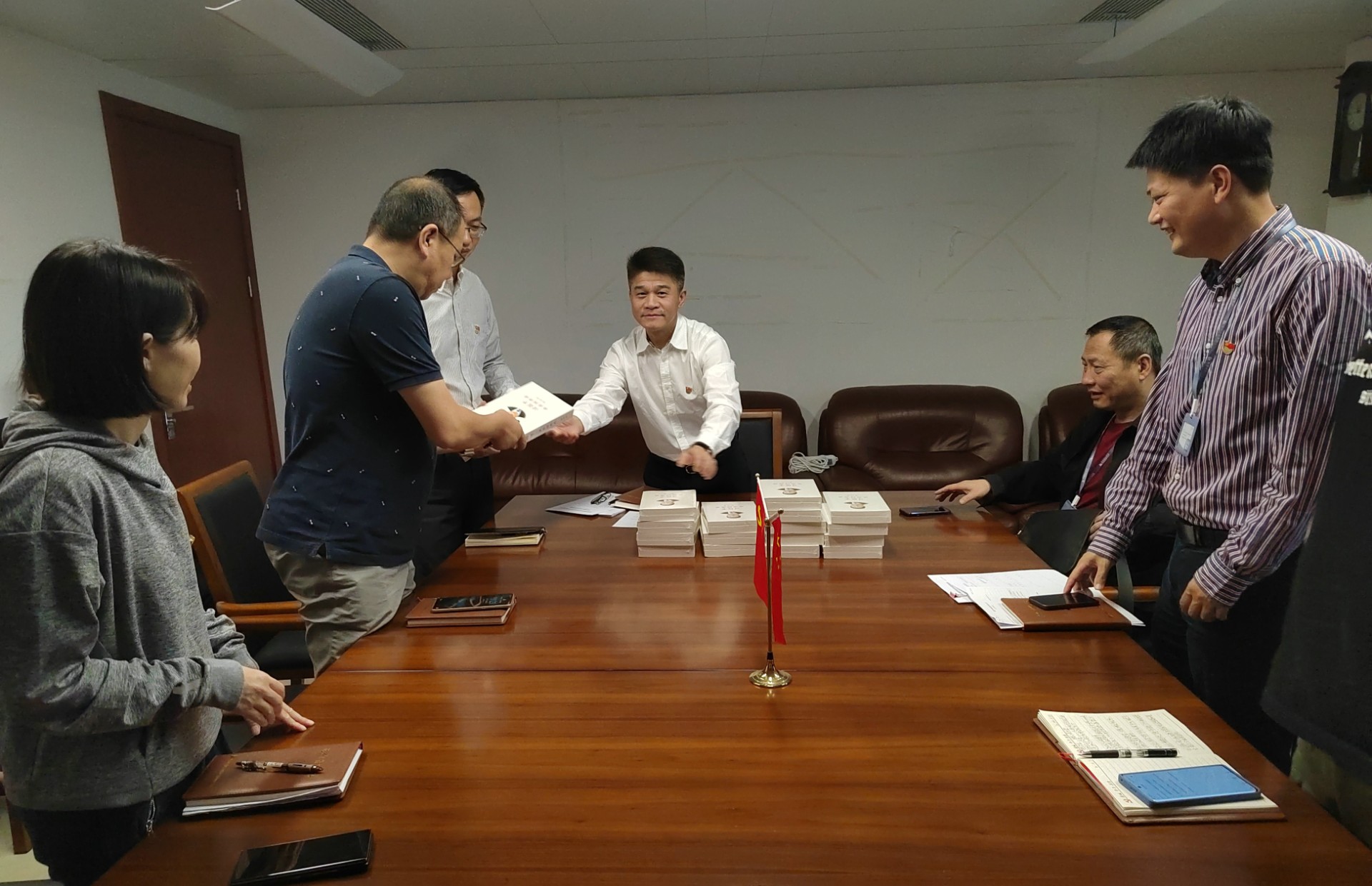 1665722450837589.jpg 華浩支部學習贈書2.jpg