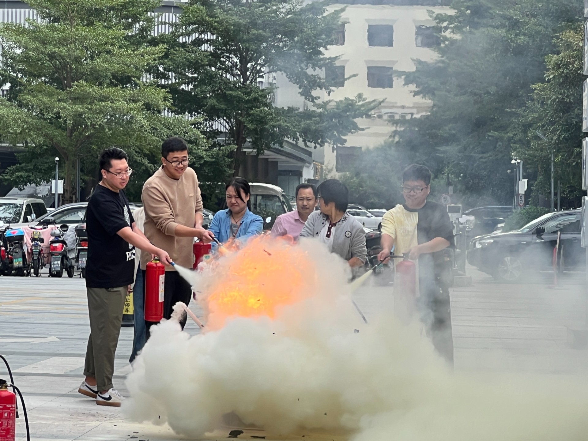 1699949973583997.jpg 物業(yè)消防演練2.jpg