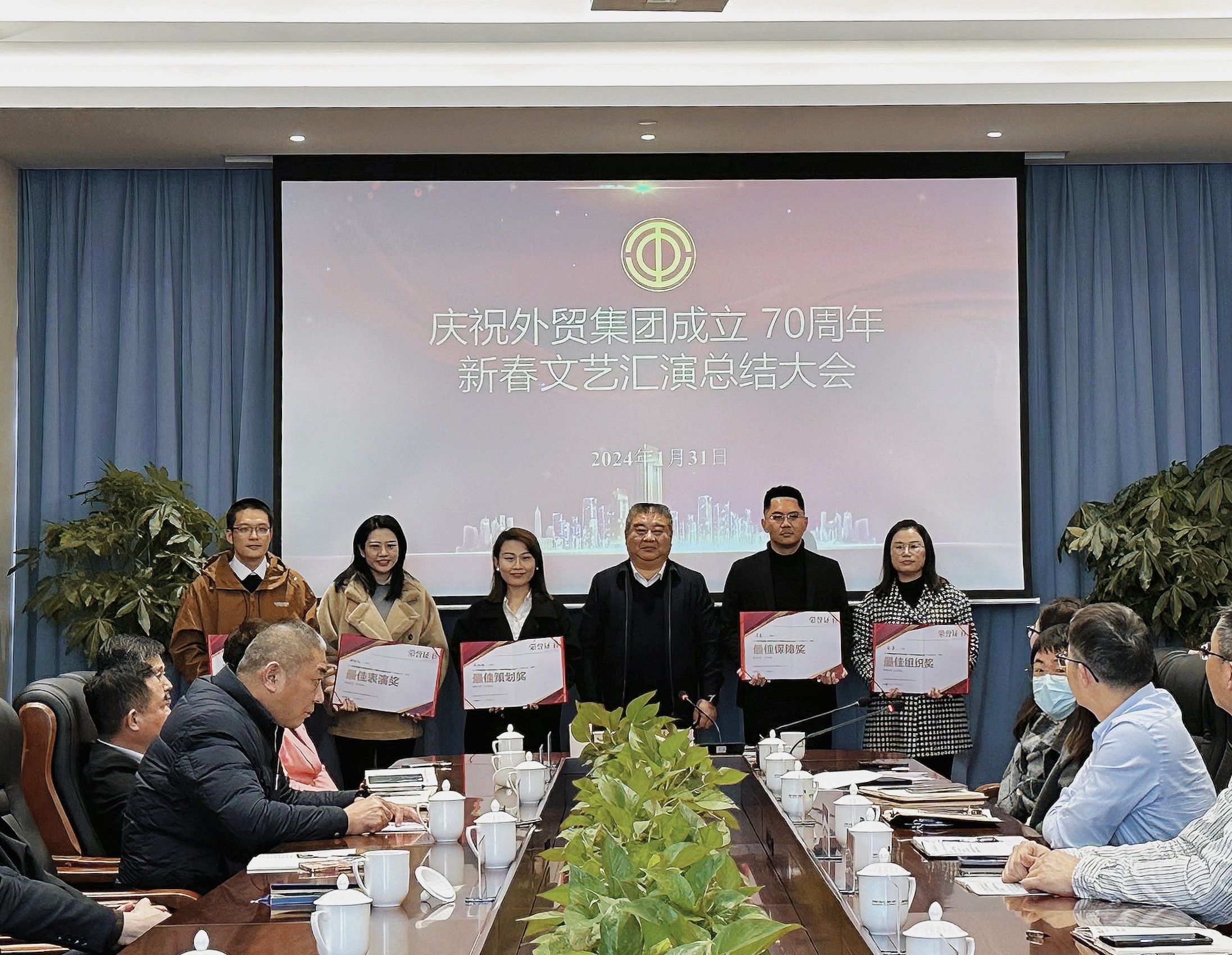 1707012068151026.jpg 70周年文藝演出總結大會2(1)(1).jpg