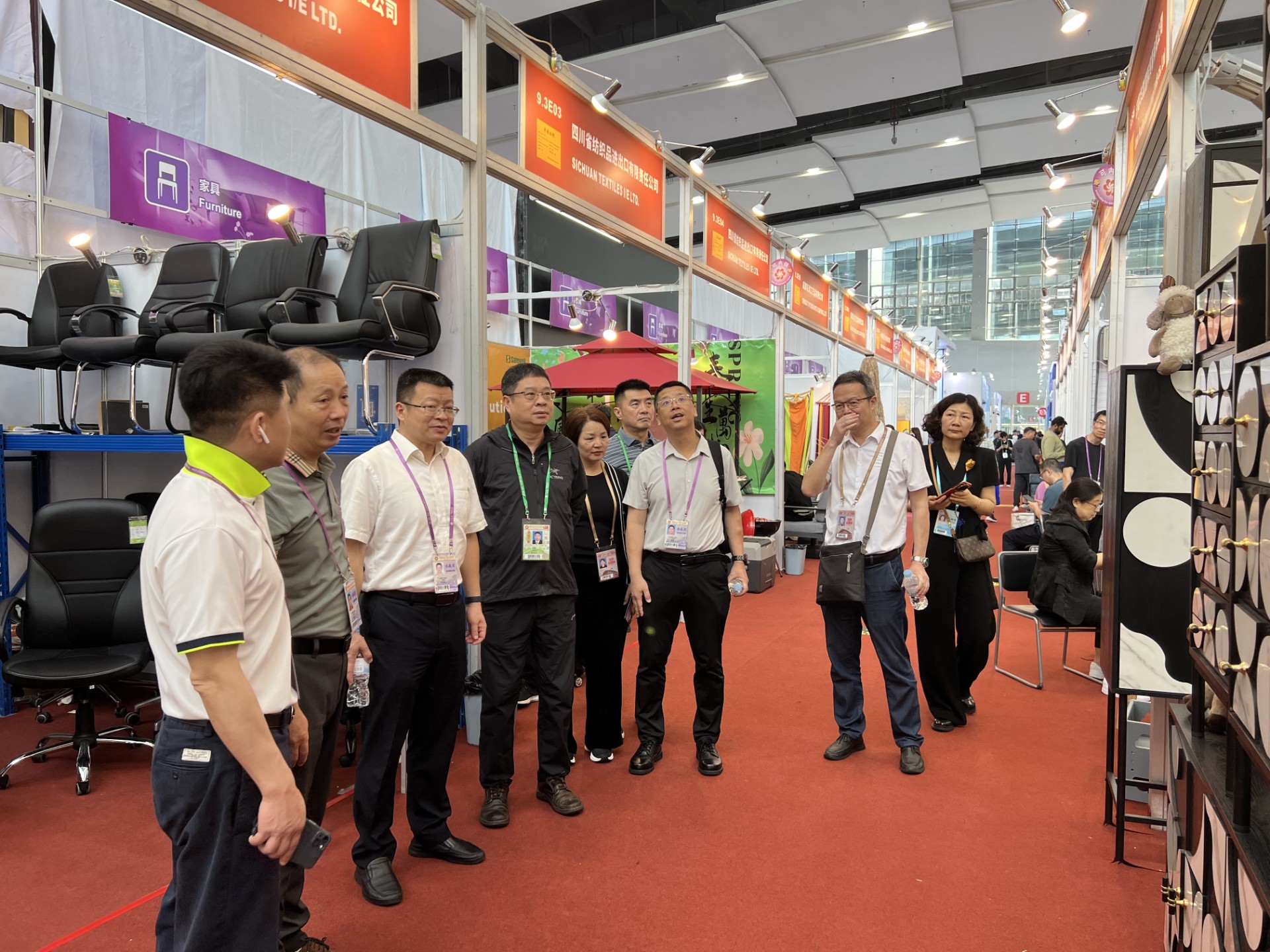 1714961631556331.jpg 圖為集團領導和外部董事在廣交會調研集團展位2(1).jpg