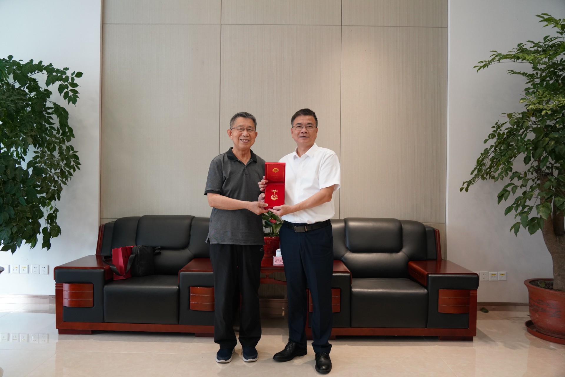 1719969105716004.jpg 光榮在崗50年2(1).jpg